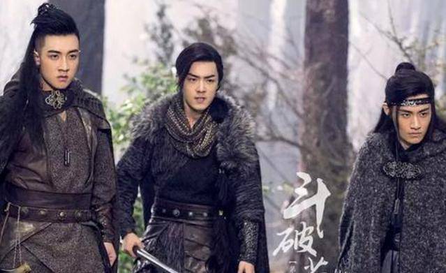 从会计转型演员,在邵氏公司以扮演大侠见称,《斗破》