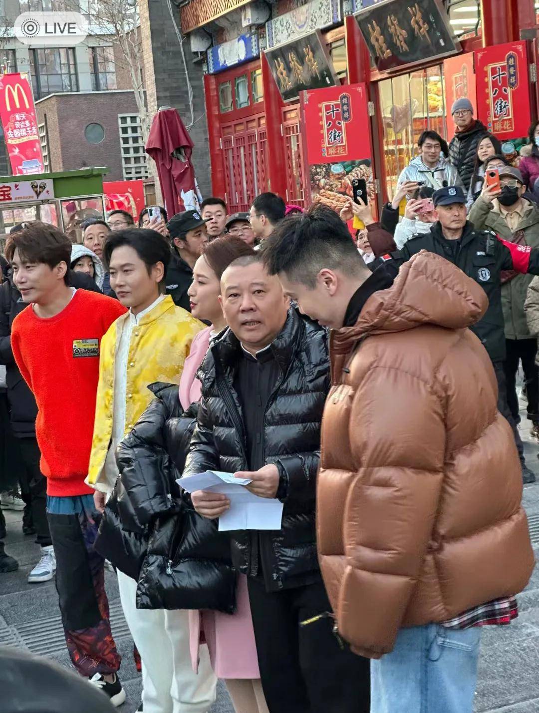 郭德纲现身天津古文化街录节目,穿十公分厚跟鞋,衬托高大威猛_卫视