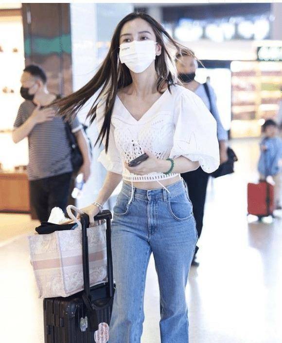 angelababy到底有多瘦,穿小码牛仔裤都撑不满,1尺6腰太抢镜_款式_身材