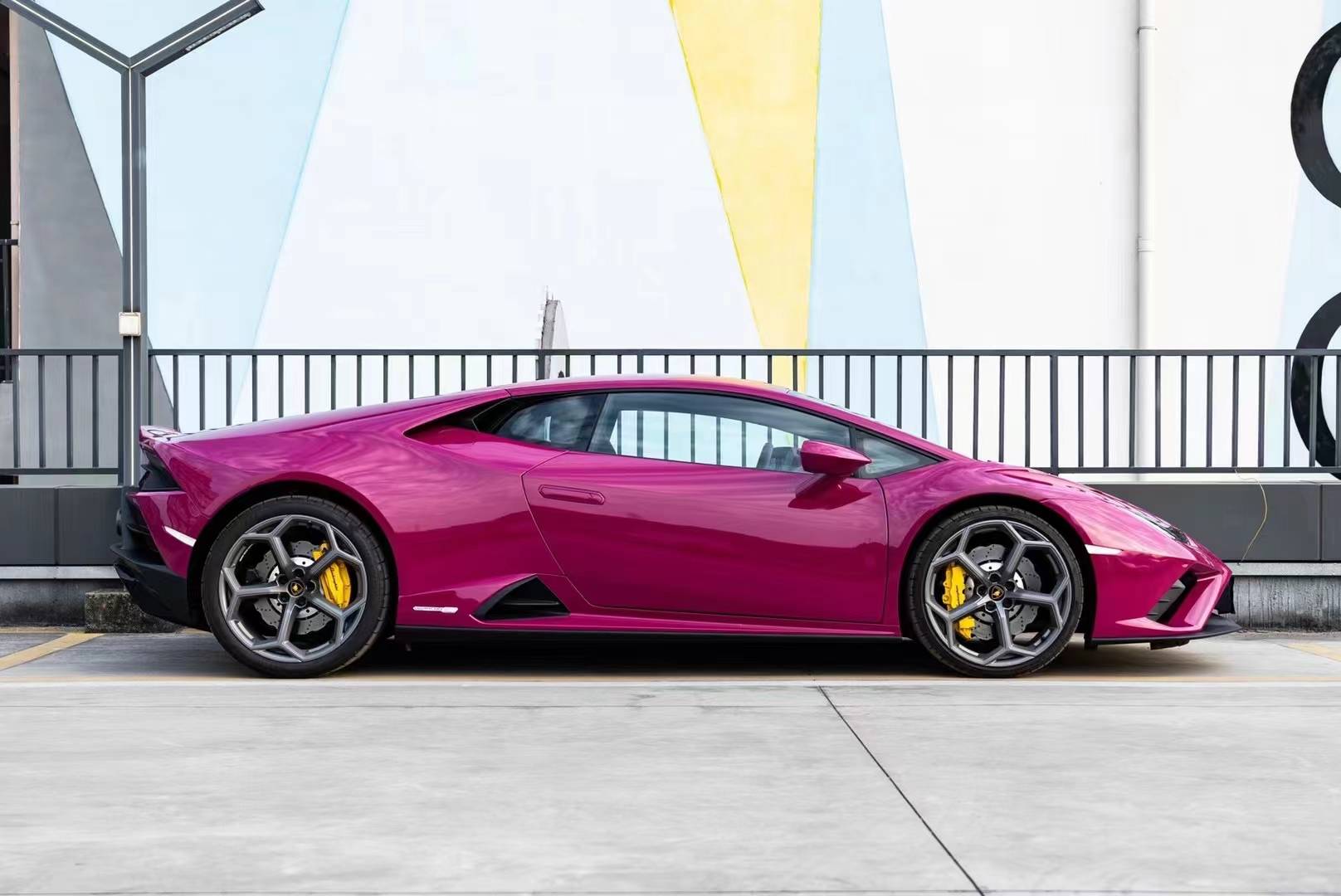 兰博基尼小牛ek改色膜星光宝石红,如宝石般迷人的瑰丽色泽_华丽而