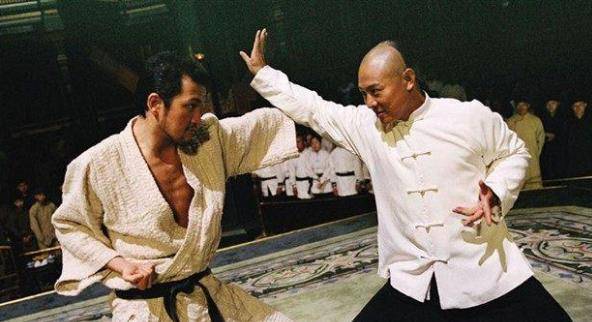 霍元甲出生于武术世家,家传绝学迷踪拳.