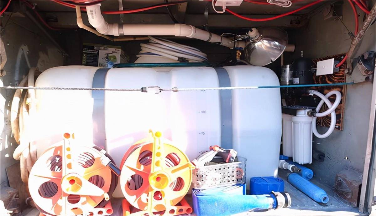 其中水箱承担了储存生活用水的任务,可以到专门的房车营地中补