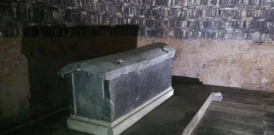 57年发现9岁女孩墓葬,棺盖上书开者即死,专家冒险打开结果如何_墓室