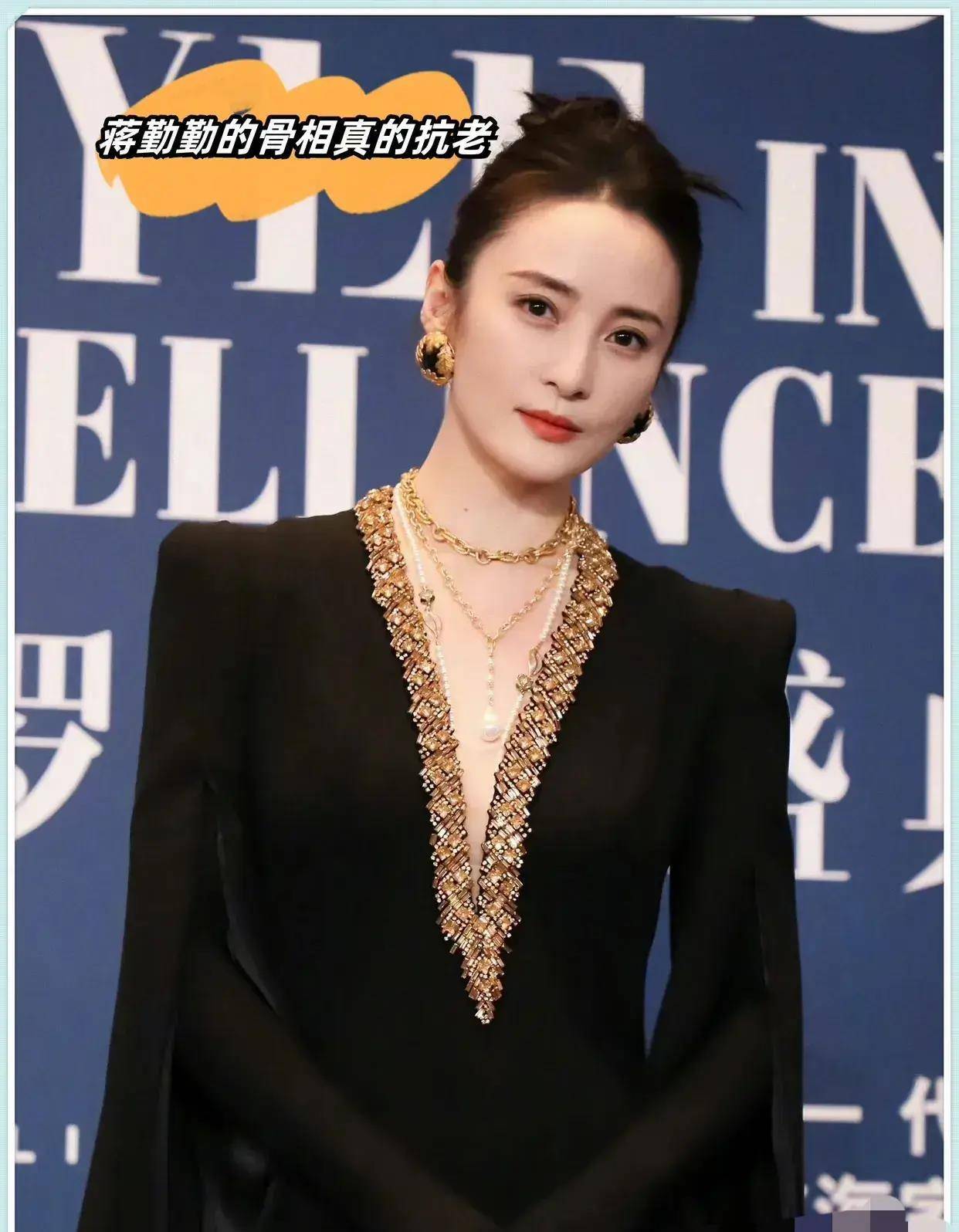 年近50的蒋勤勤依然美艳动人,这天然的骨相也!