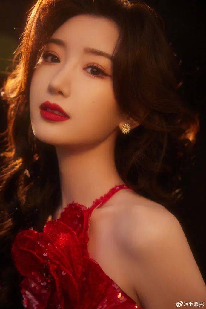 她俏脸成熟妩媚,明眸善睐,烈焰红唇,大波浪的