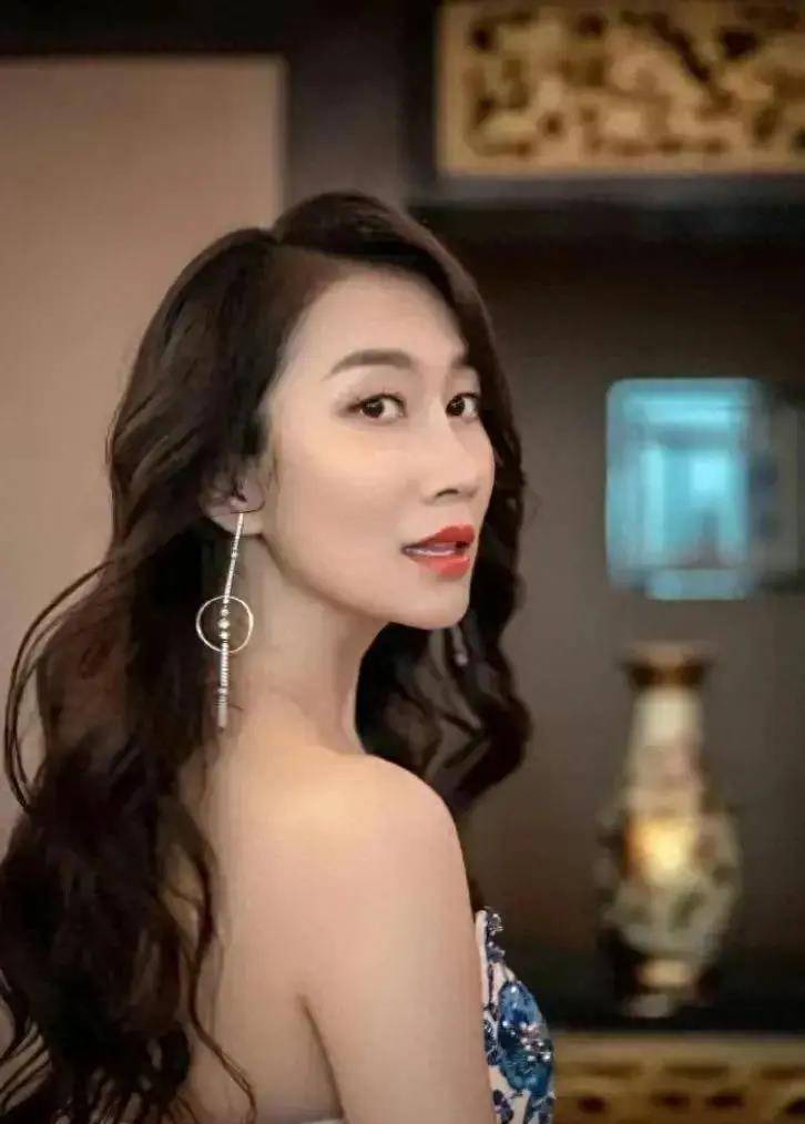 温峥嵘:漂亮与才华并存,与初恋幸福美满的爱情故事_演技_生活_丈夫