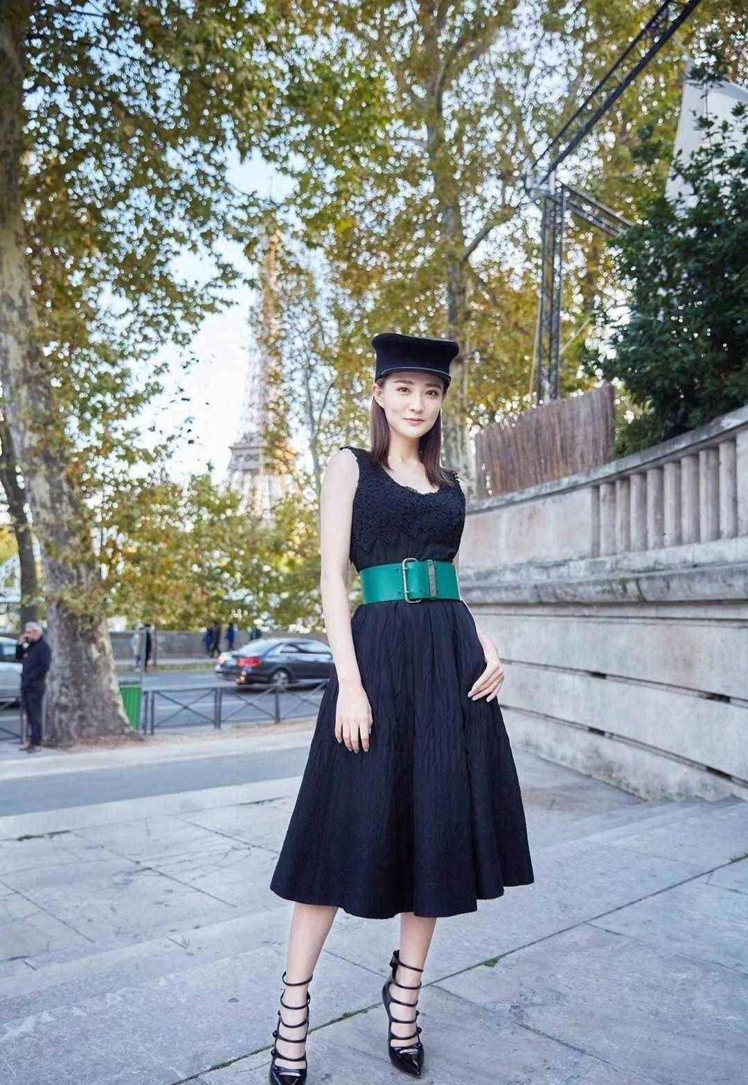 徐璐美到国外去了,黑色连衣裙配绿腰封,戴军装帽气质都提升了_腰带