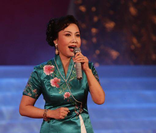 这个确实,许多京剧演员不愿意去偏远地区给老百姓演出,剧院也不安排去