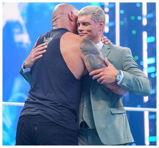 巨石强森重返wwe,对决罗曼,科迪贝莉宣布挑战,小队解散!