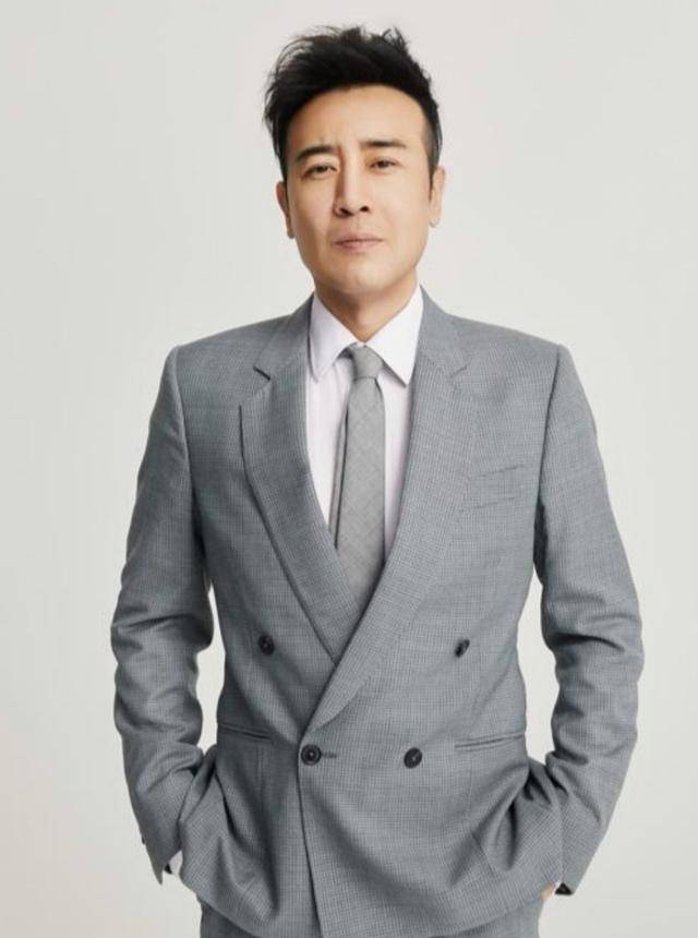 母亲45岁生他,被大24岁姐姐喂奶长大,于和伟的前半生有多励志?