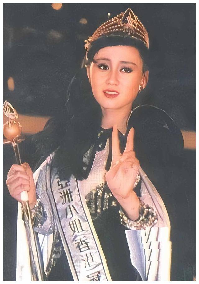 李连杰老婆利智,戴老花镜,剪短发!一夜苍老不可辨认!