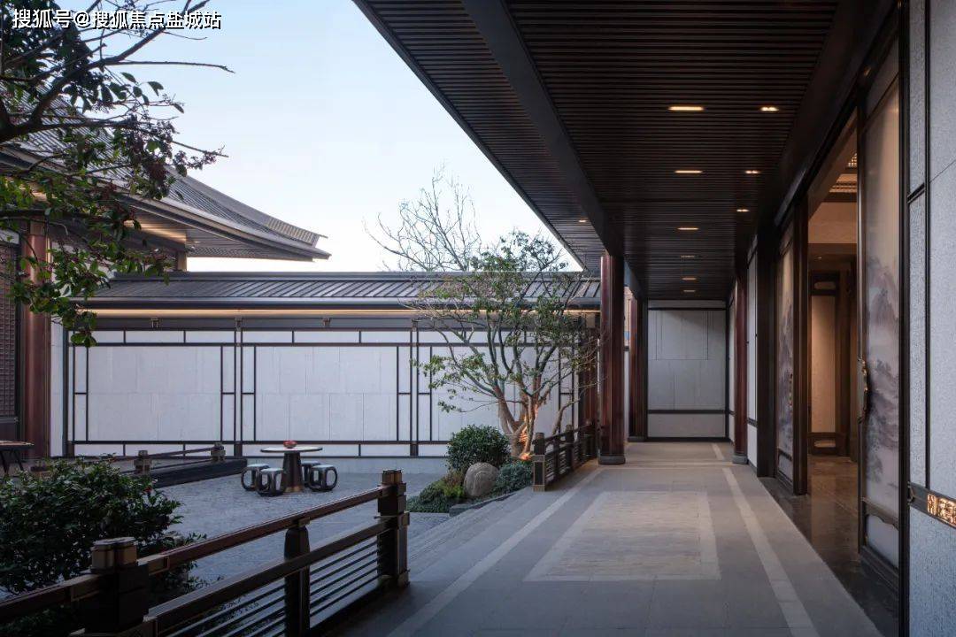 位于歇山两端山