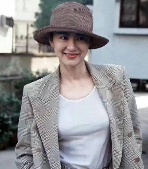 被69岁林青霞的打扮惊艳了!发烫卷,衣成套穿,优雅迷人