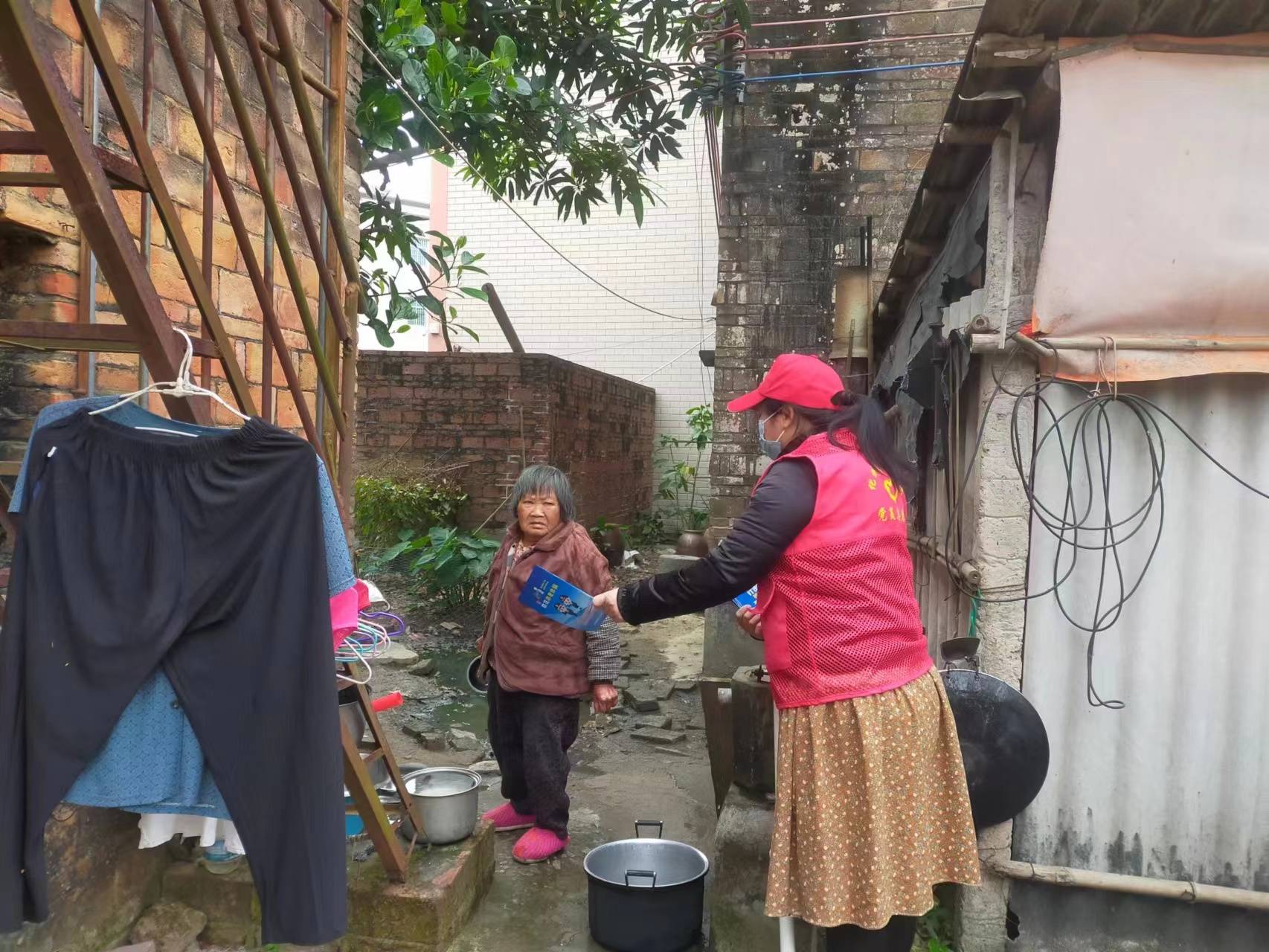 化州市长岐镇中塘村委会干部开展进家庭禁毒宣传活动_群众_毒品_犯罪