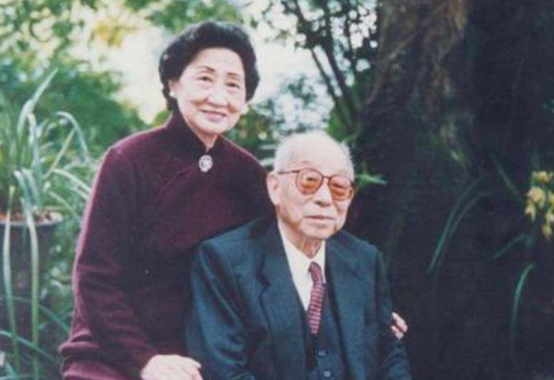 106岁宋美龄自知大限将至,与孔令仪参观自己墓园,直言