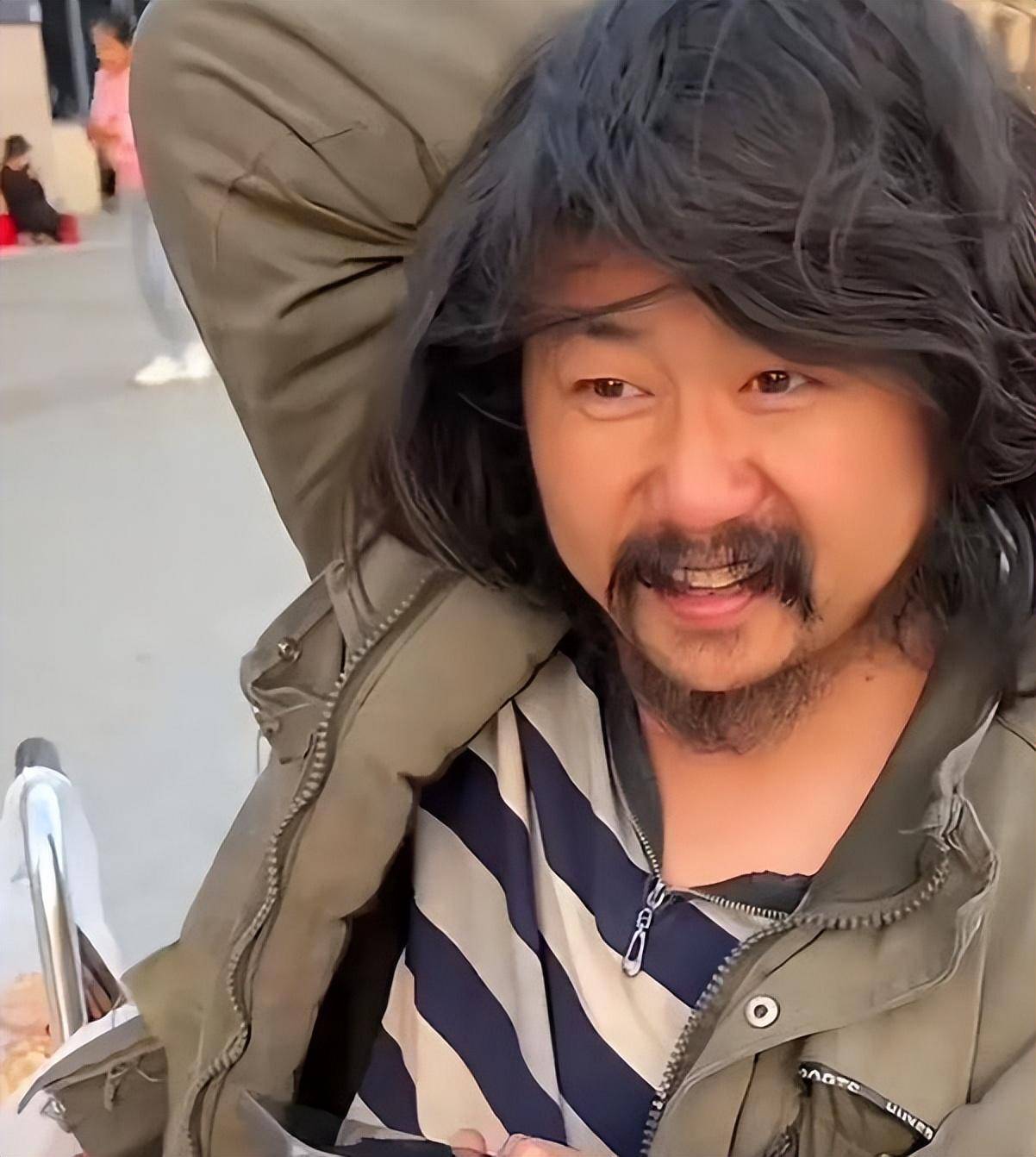 跪着的巨人胡雷:身体残疾拾荒15年捐款百万,资助学生看到他哭了