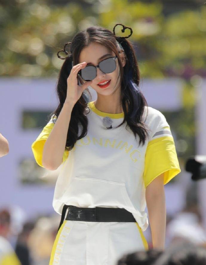 杨颖身穿的是简约的t恤 短裤,带有今年流行的明黄色拼接,衬肤色白皙又