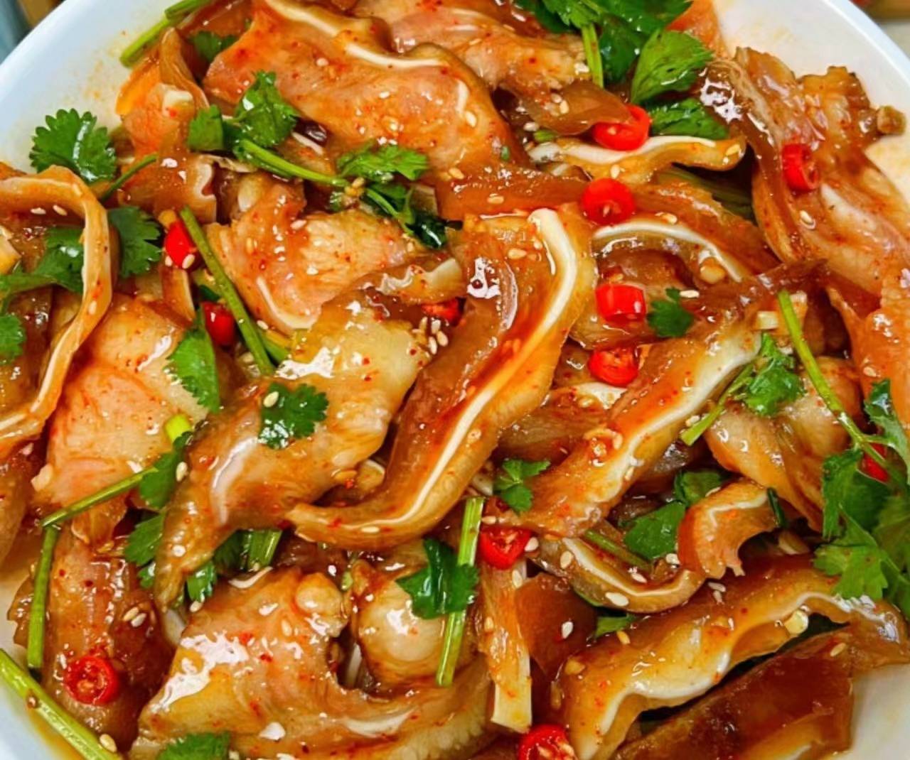 六,凉拌猪耳朵食材: 猪耳朵,香菜,干辣椒,姜,花椒,八角,老抽,生抽,醋