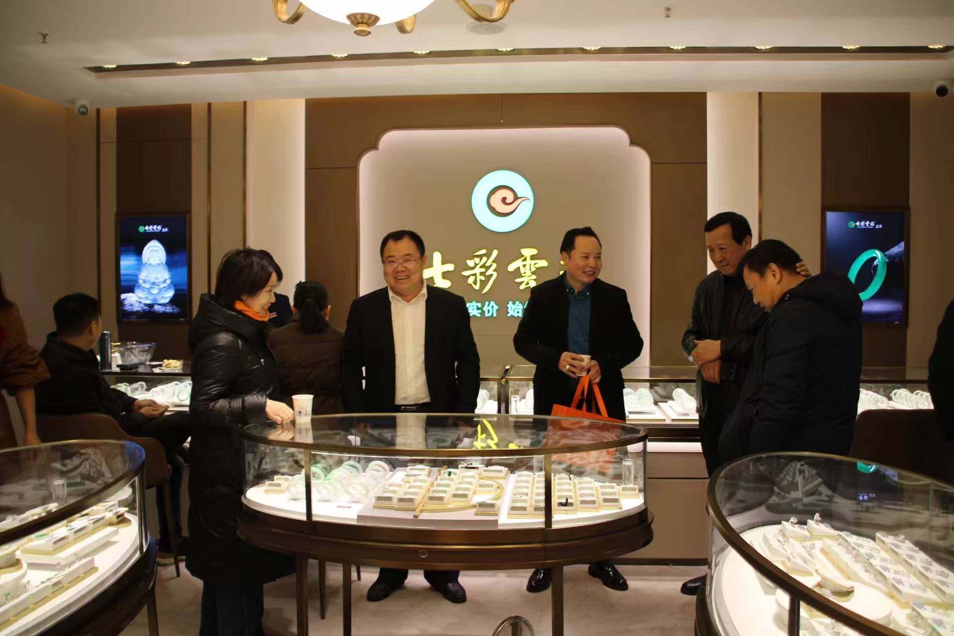 七彩云南翡翠新装开业精彩演艺引爆民众眼球_西安