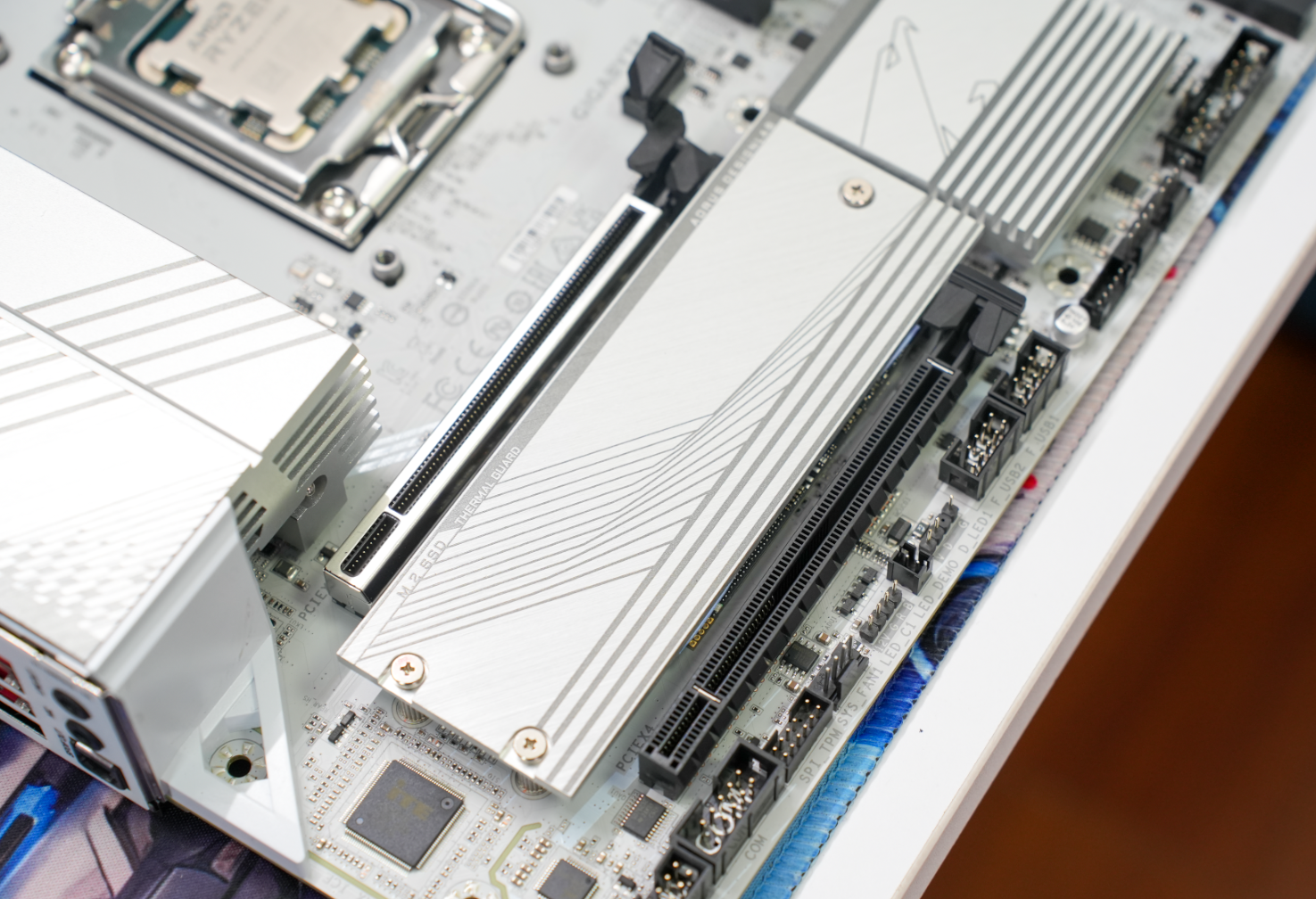 硬盘:西部sn750 se 1tb aigo pz7000 2tb同时该做工与用料也很到位