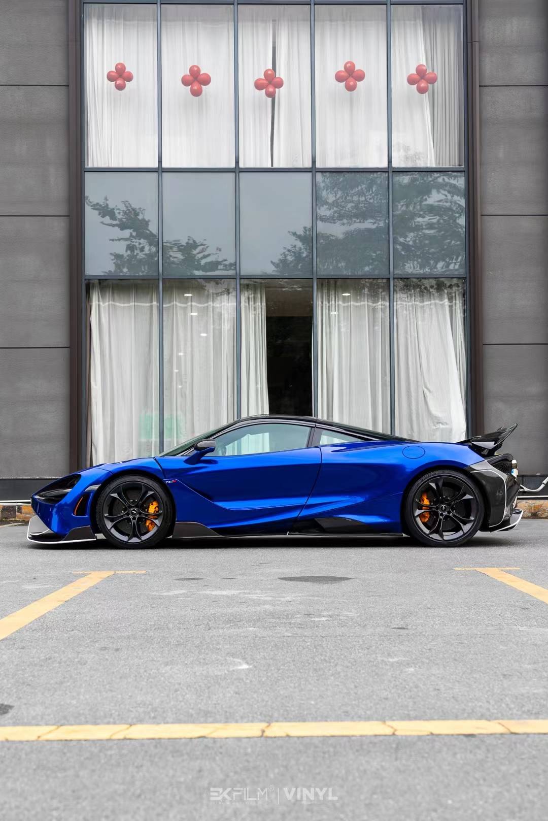 迈凯伦720s-ek改色膜液态金属湛蓝,流动的质感在随光逐影中显现_色彩