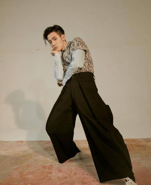 这次选择的男主任豪也是选秀出身的一个偶像,外貌上看起来也会比较man