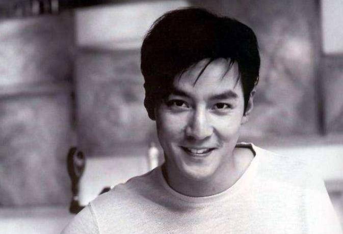 吴彦祖发文时尚大,自嘲10年无爱生活,网友表示"太浪费