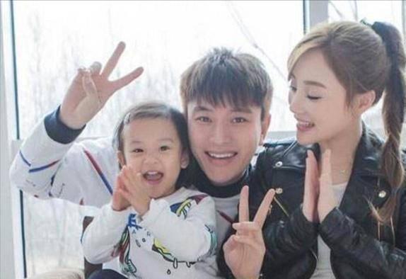 在2014年112月,李小璐的老公贾乃亮和女儿贾云馨与父亲贾乃亮一起