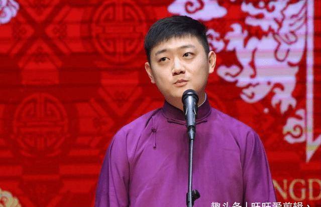 他能把舞台相声开成个人演唱会,《五环之歌》,《最亲的人》都能唱成