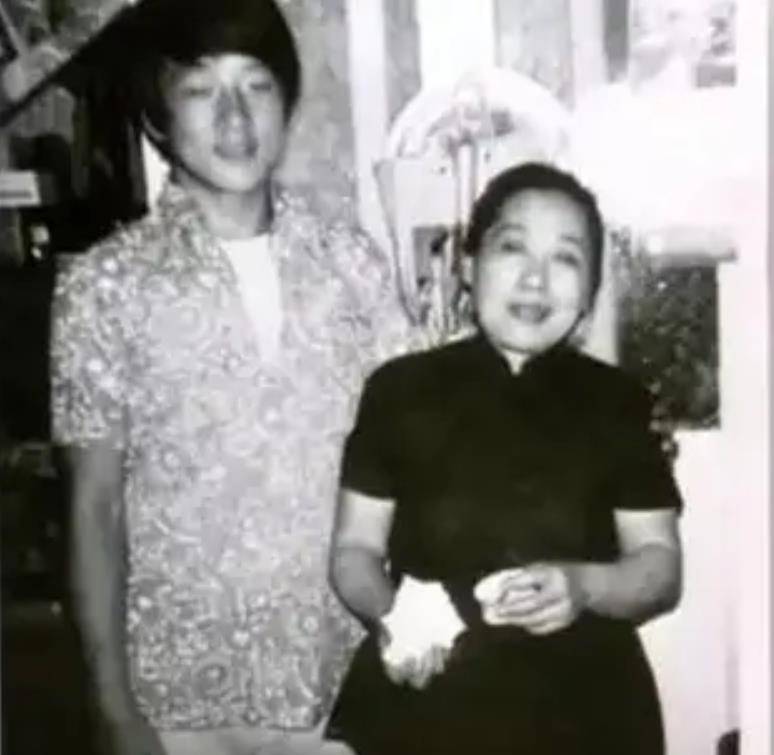 成龙亲姐:幼年遭母分手,晚年为母送终,拒绝回应与成龙的关系_房道龙