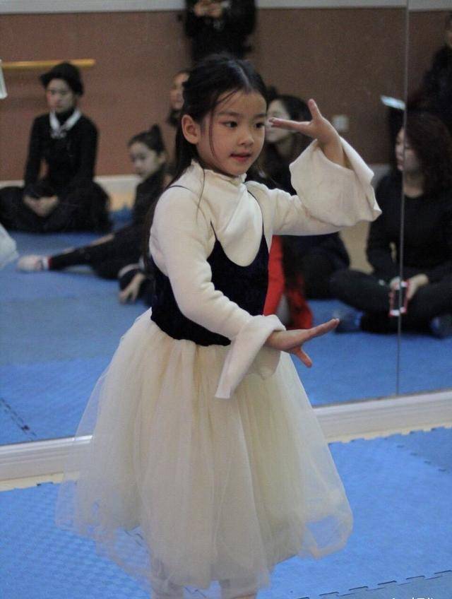 "普普"扮演者王圣迪,是白富美小戏骨,跟杨幂,郭京飞都合作过_哥哥_穿