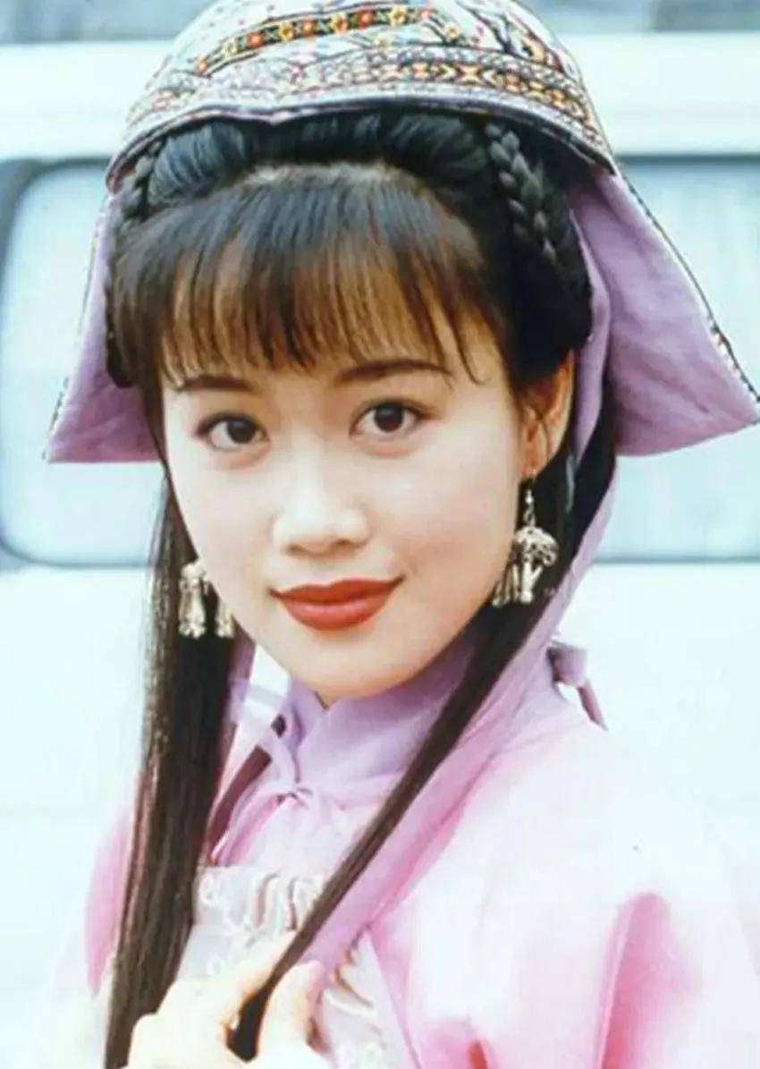 后来,梁小冰时隔多年再次登上荧幕,出演了微电影《白兰花》中一个面色