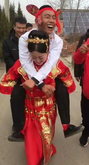 贵州:男子倒插门,新娘背着他上婚车,网友:新娘美得冒泡,值了_婚礼