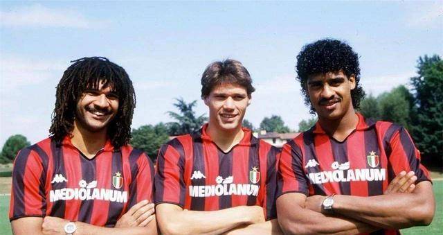 苏里南人一出生就自动拥有荷兰/苏里南双重国籍,因此苏里南的足球运动