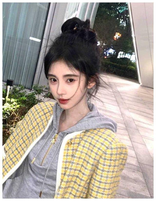 鞠婧祎秋日随拍曝光!回眸一笑,散发纯真气质,令人陶醉!