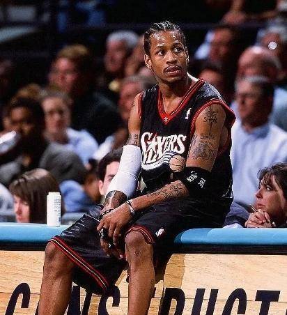 艾弗森和科比都是篮球史上杰出的球员,他们各自有着无数荣誉和成就