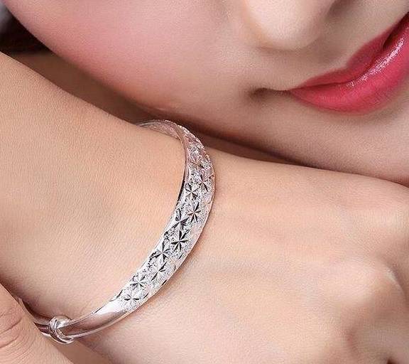 戴银手镯能"养人",女人经常戴银手镯,身体会收到4个惊喜!