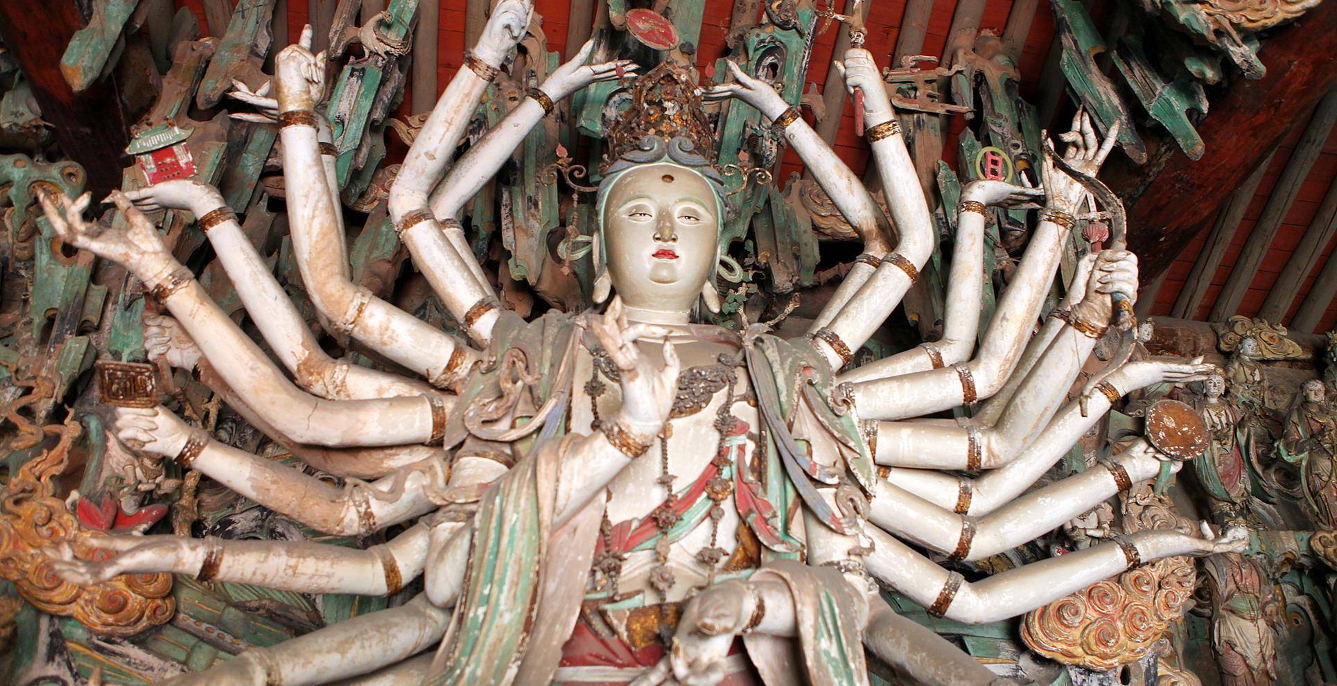 在这些彩塑当中最有看点的就是千手千眼观音菩萨像,它是观音殿当中的