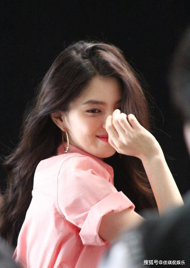 "韩素希日常生活瞬间:舒适自在,美丽不造作"_照片_阳光_魅力