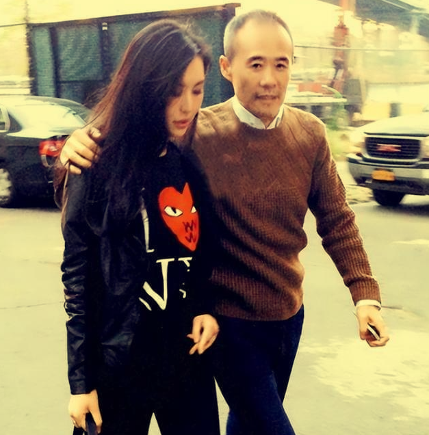 田朴珺送黄酒为其庆生,行为惹争议_画面_中国_因为