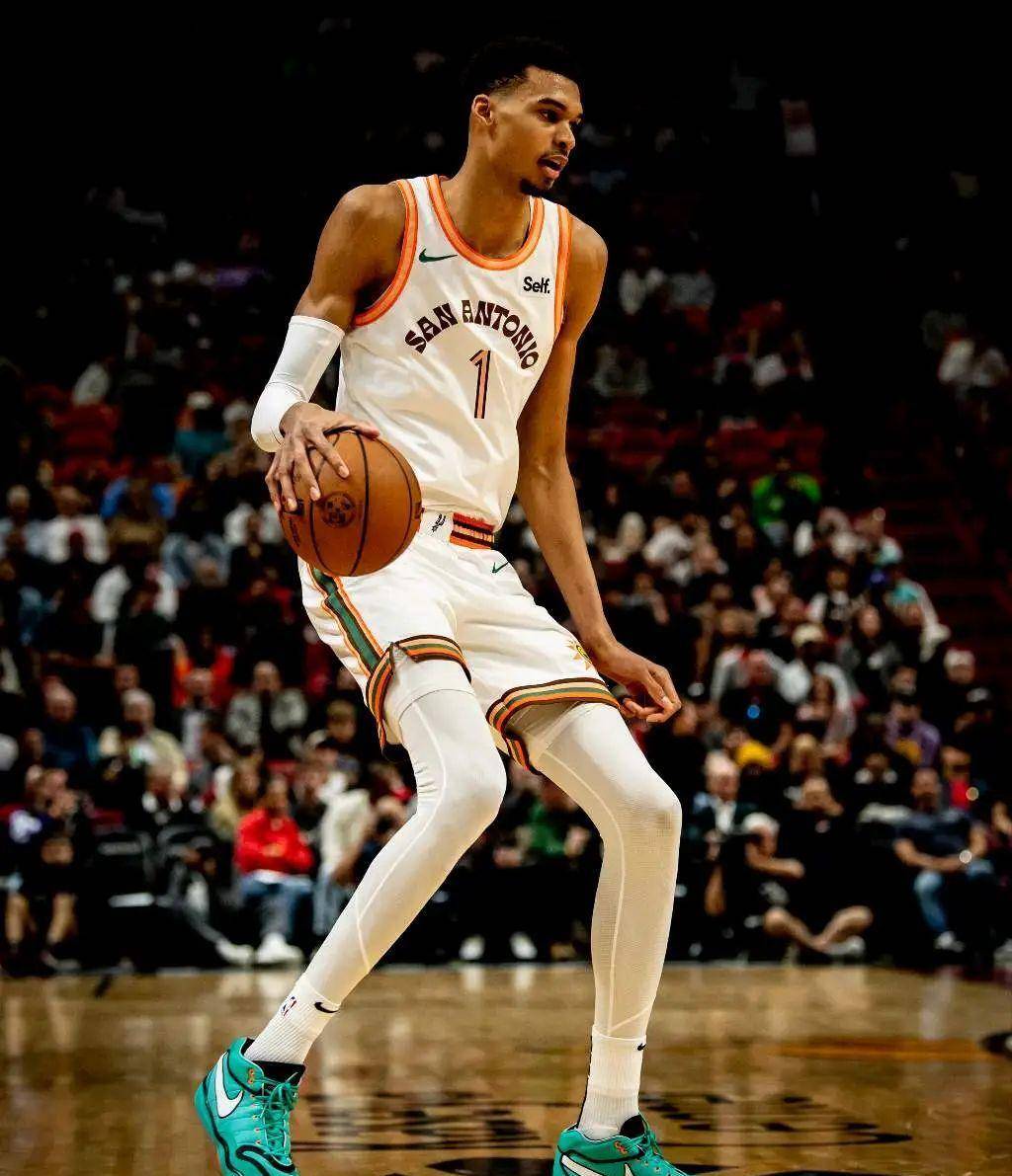 对阵经验丰富的热火队,年轻的马刺队终于交了学费__三