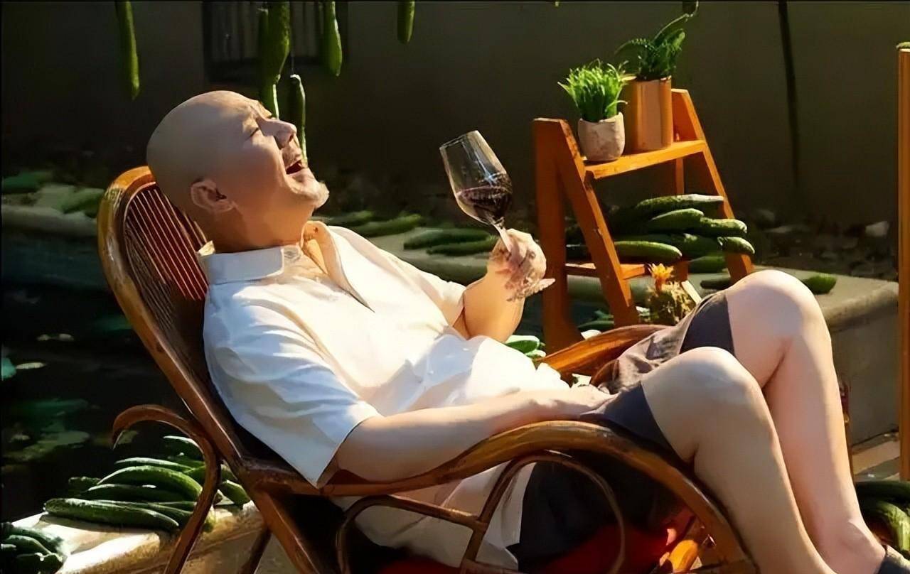 腾格尔转变史:从嗜酒毁家到怕老婆,因女儿隐退6年,靠