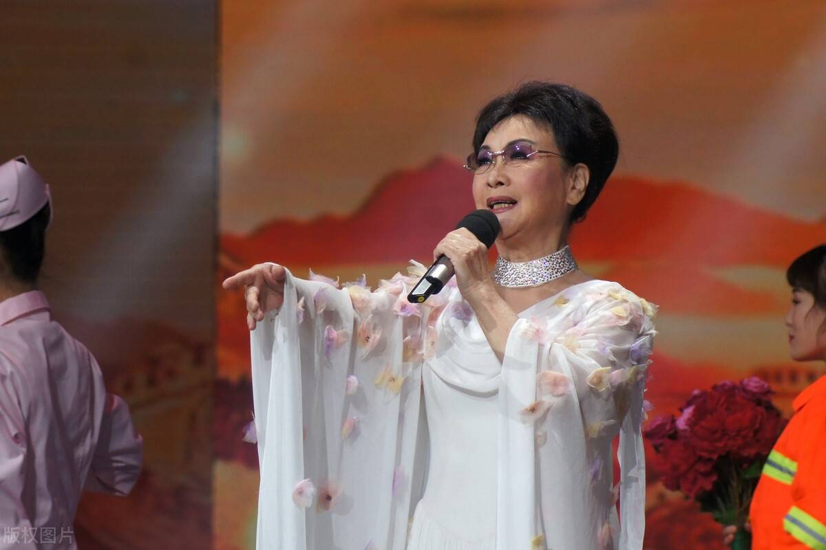 40 年春晚常客李谷一,今年缺席难忘今宵,观众失落_歌声_环节_深情