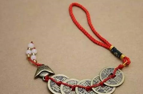 将其置于床头前,意为"镇宅辟邪"(类似于一种护身符),而这种"串钱儿"