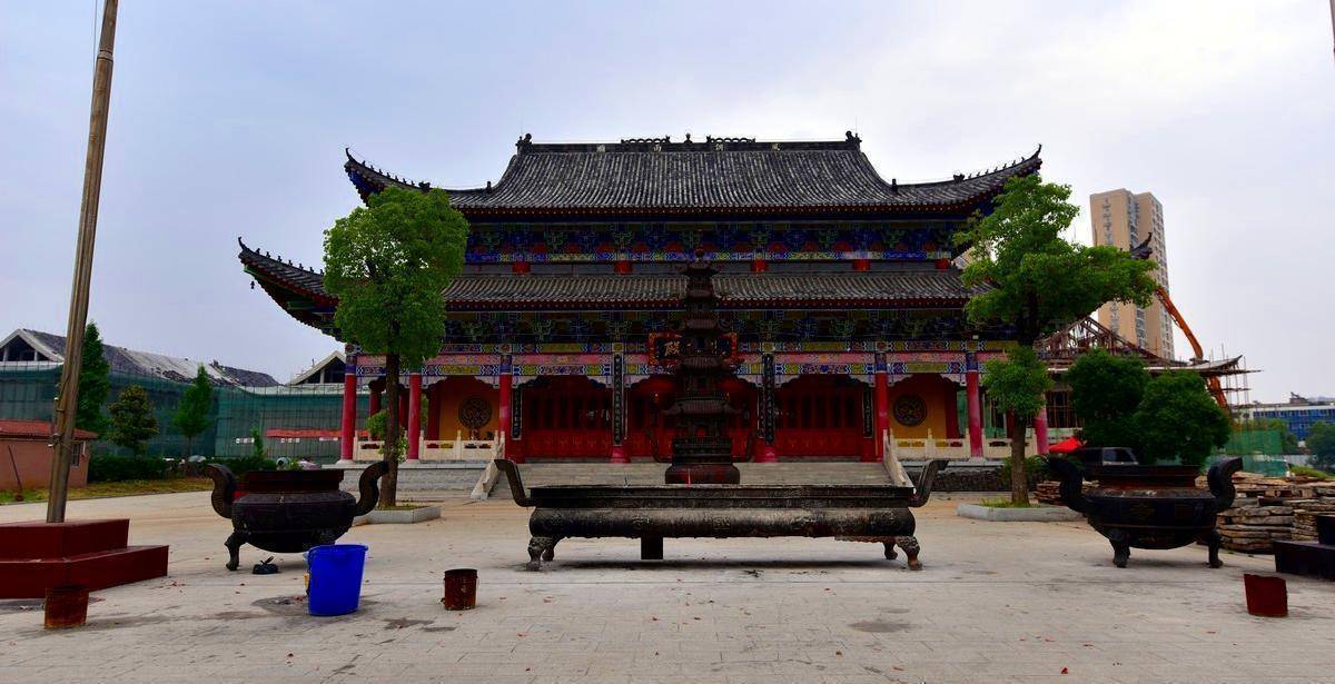 安国寺,坐落于湖北省黄冈市扬子江畔,其始建于唐高宗显庆三年(658年)