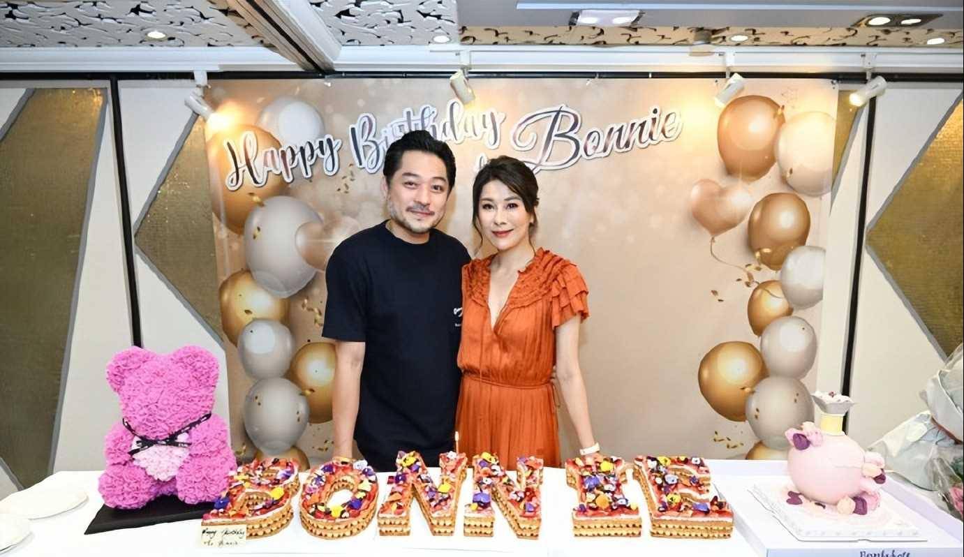 黎淑贤丈夫认领完遗体,带娃用餐陪伴开解,两幼子心情沉痛无表情