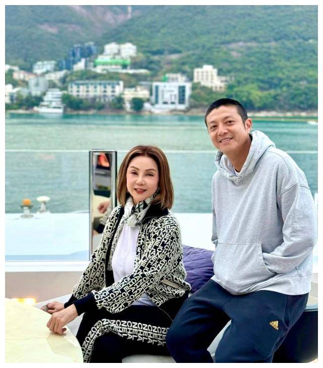 林建岳与新女友现身,谢玲玲与儿子同游船河