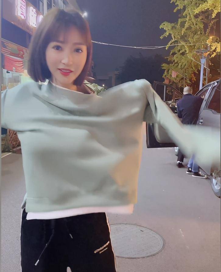 40岁柳岩当街换衣引网友热议,包贝尔婚礼当伴娘被伴郎合伙戏弄_视频