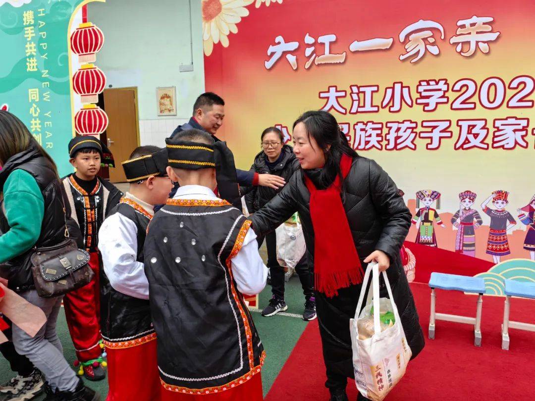 大江小学开展"大江一家亲 共迎中国年"暨2024年留"渝"