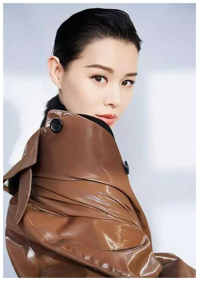 王丽坤,陈都灵和钟楚曦,在剧中扮演关键角色,通过相互交织的命运牵动